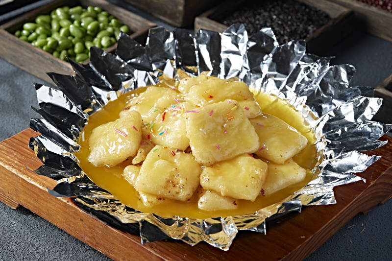 锡纸铁板沙棘汁烤油炸奶豆腐图片