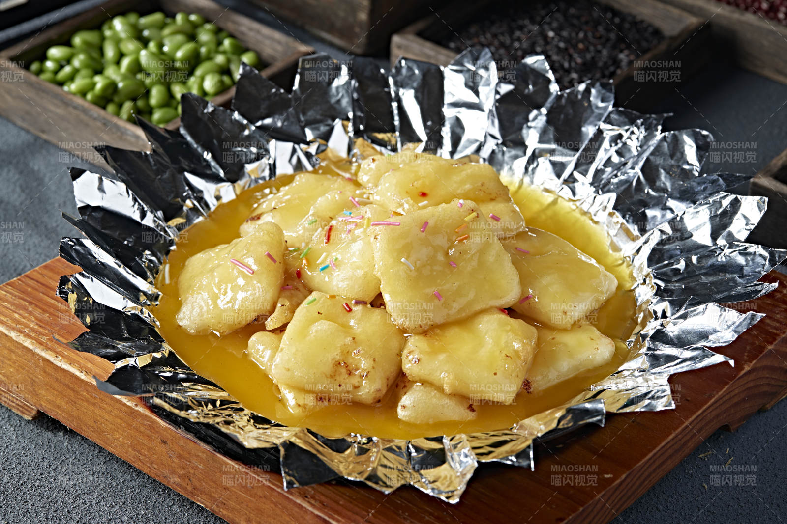 锡纸铁板沙棘汁烤油炸奶豆腐图片