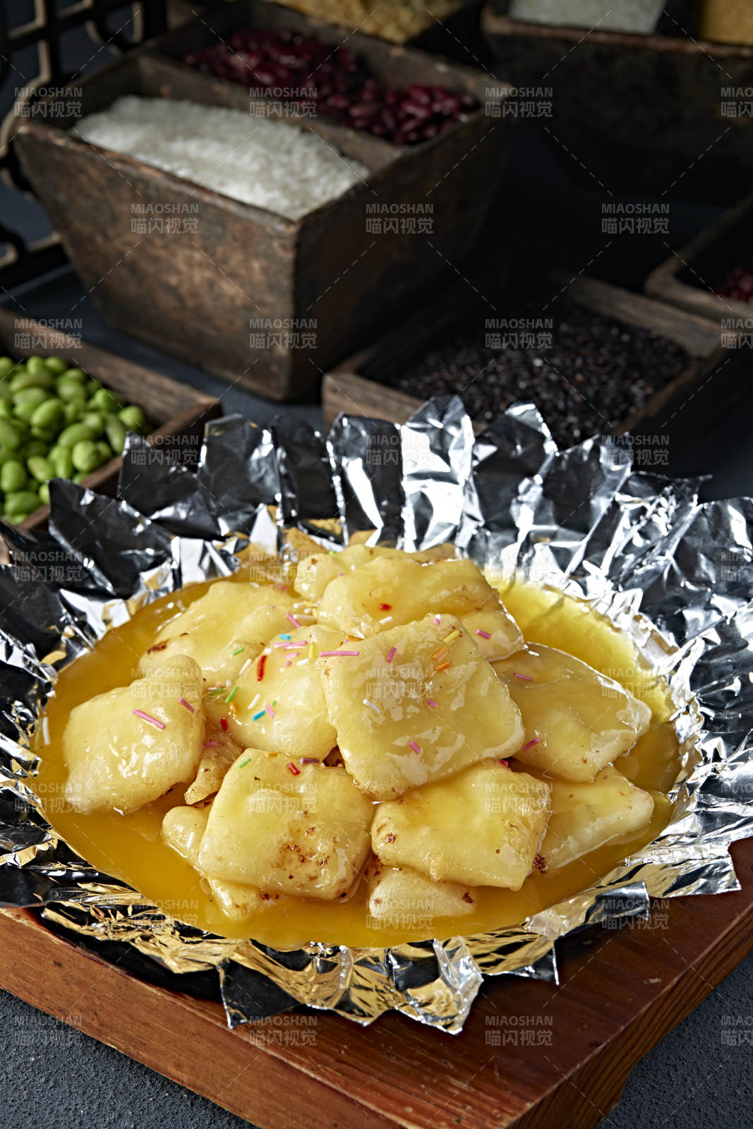 锡纸铁板沙棘汁烤油炸奶豆腐图片