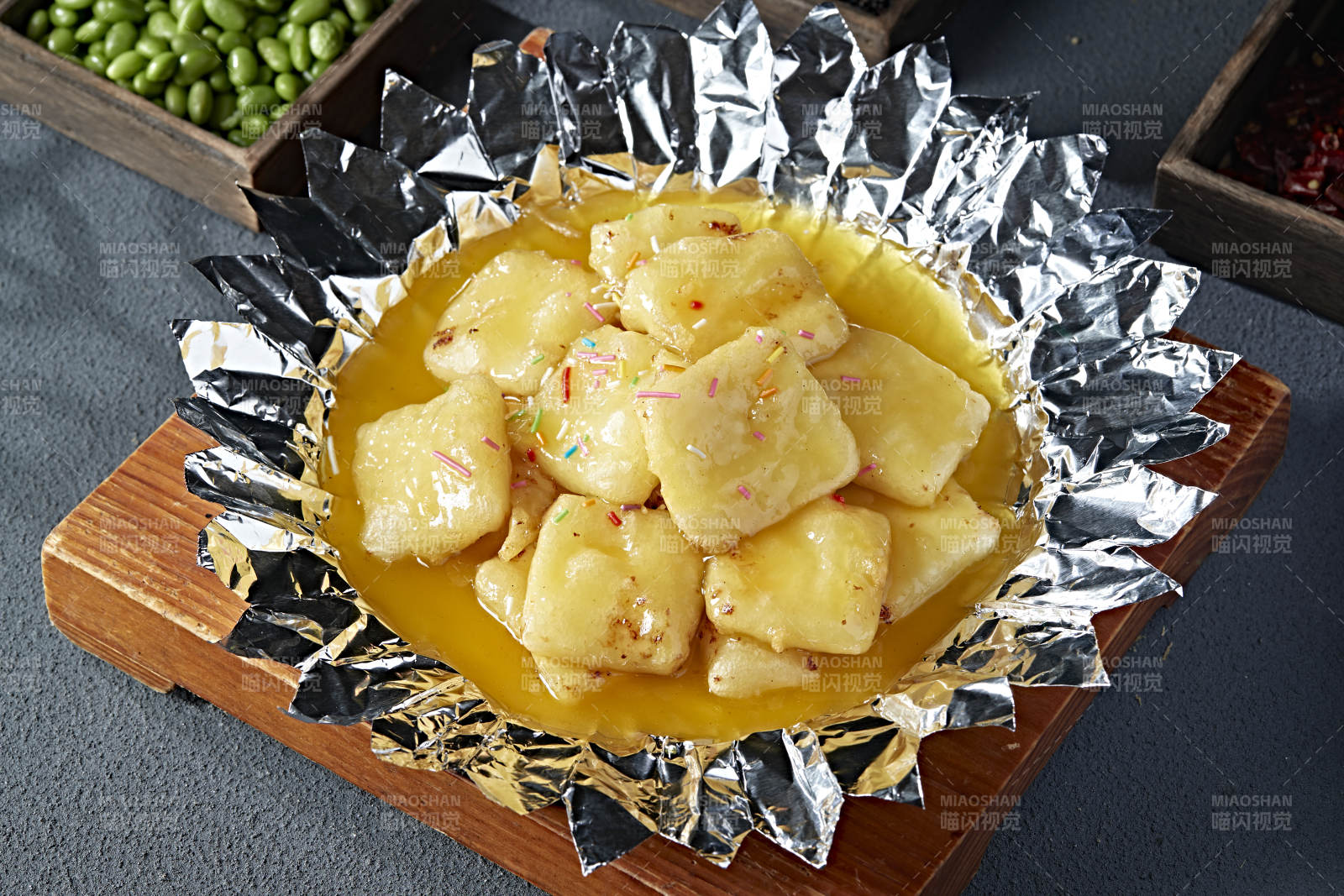 锡纸铁板沙棘汁烤油炸奶豆腐图片