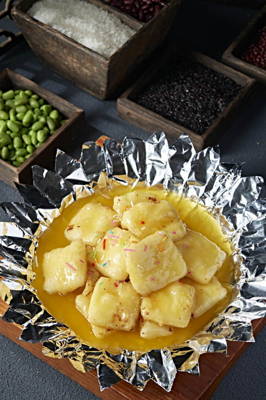 锡纸铁板沙棘汁烤油炸奶豆腐图片