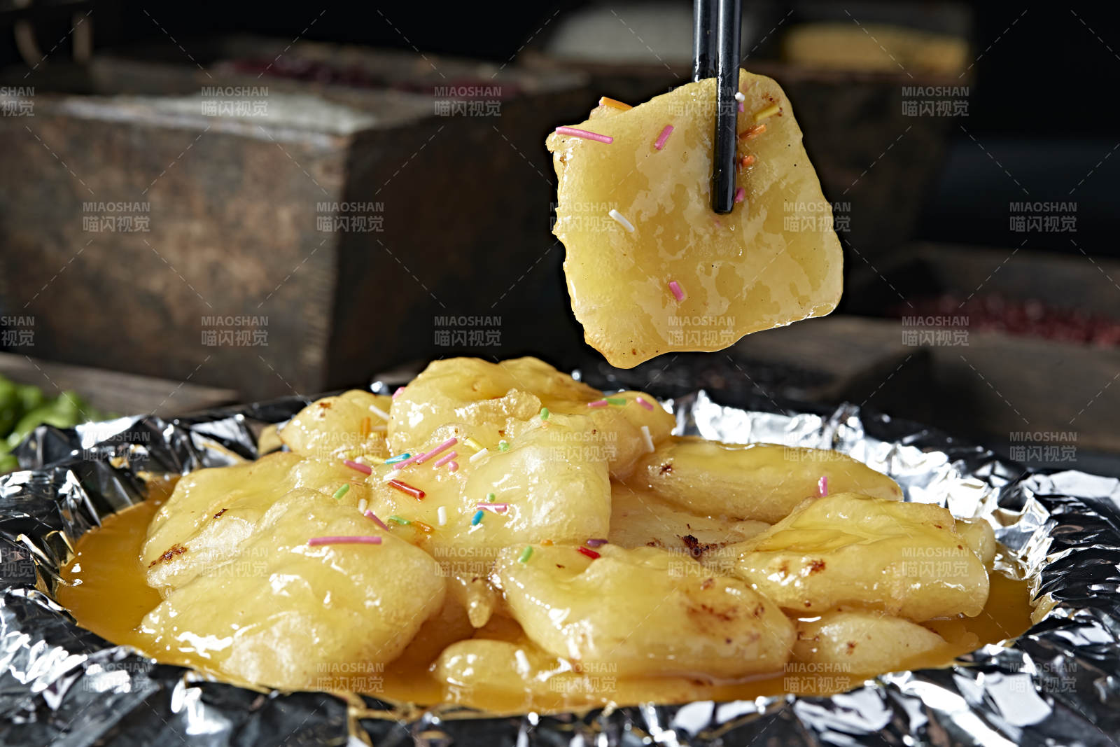 锡纸铁板沙棘汁烤油炸奶豆腐图片