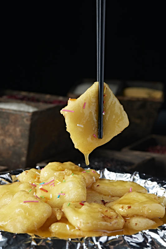 锡纸铁板沙棘汁烤油炸奶豆腐图片