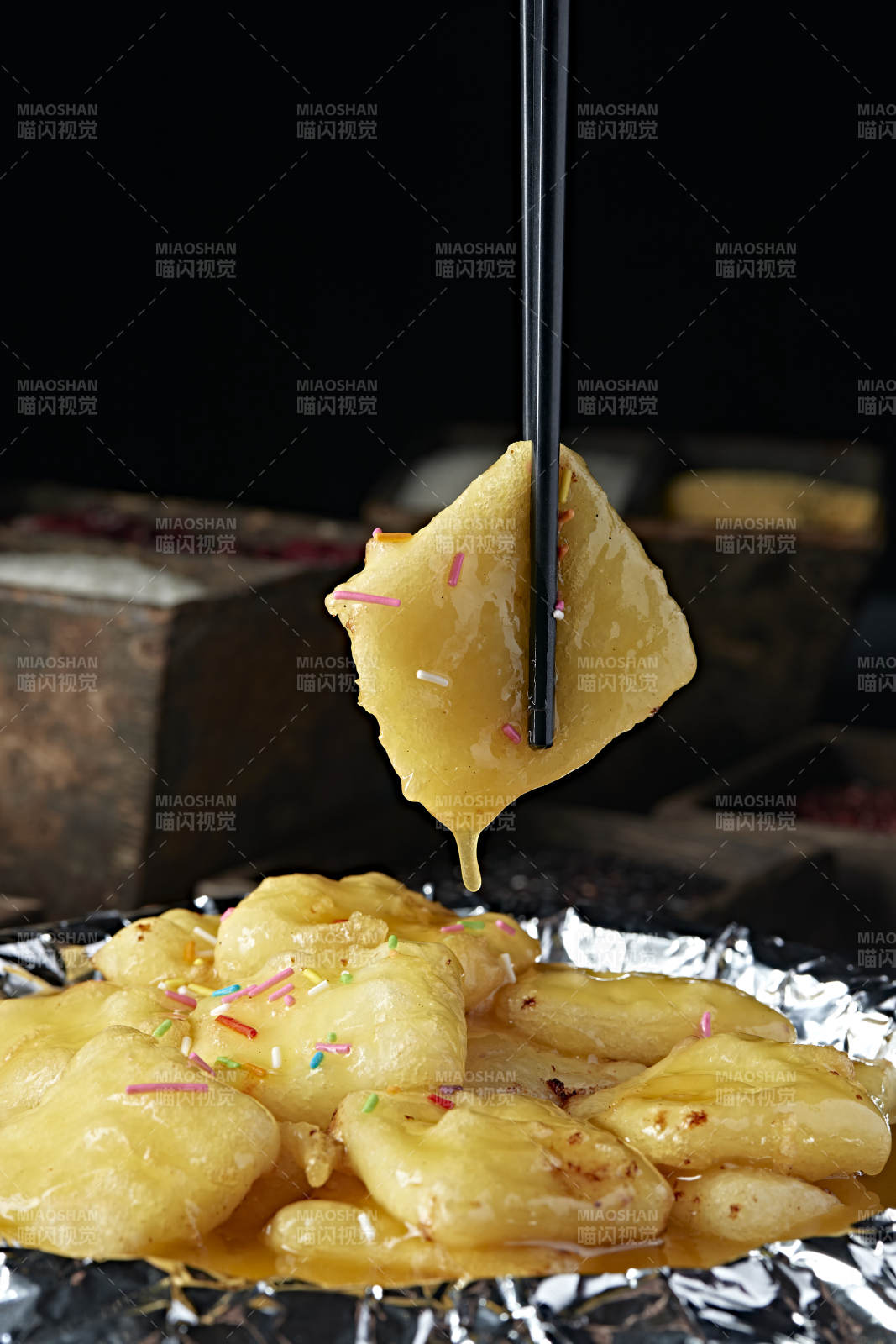 锡纸铁板沙棘汁烤油炸奶豆腐图片