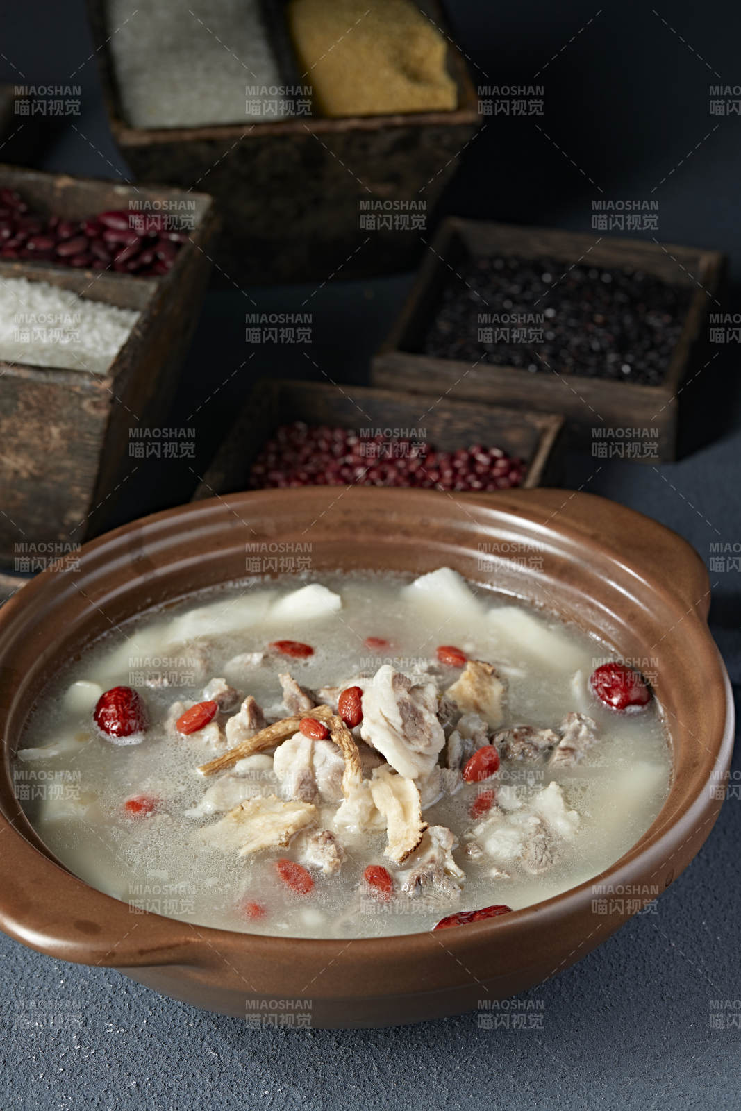 冬季滋补石锅山药枸杞党参红枣炖羊排图片