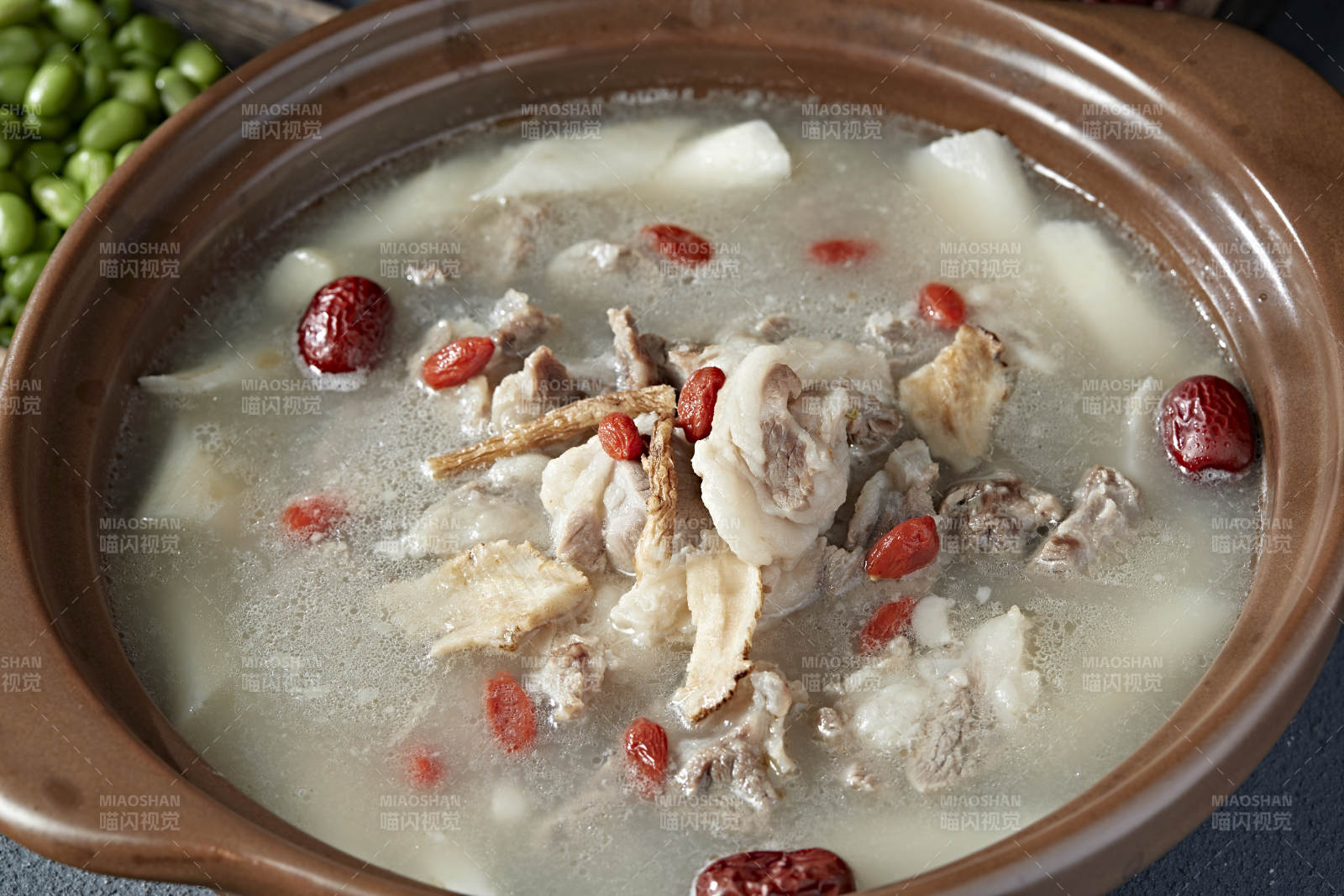 冬季滋补石锅山药枸杞党参红枣炖羊排图片