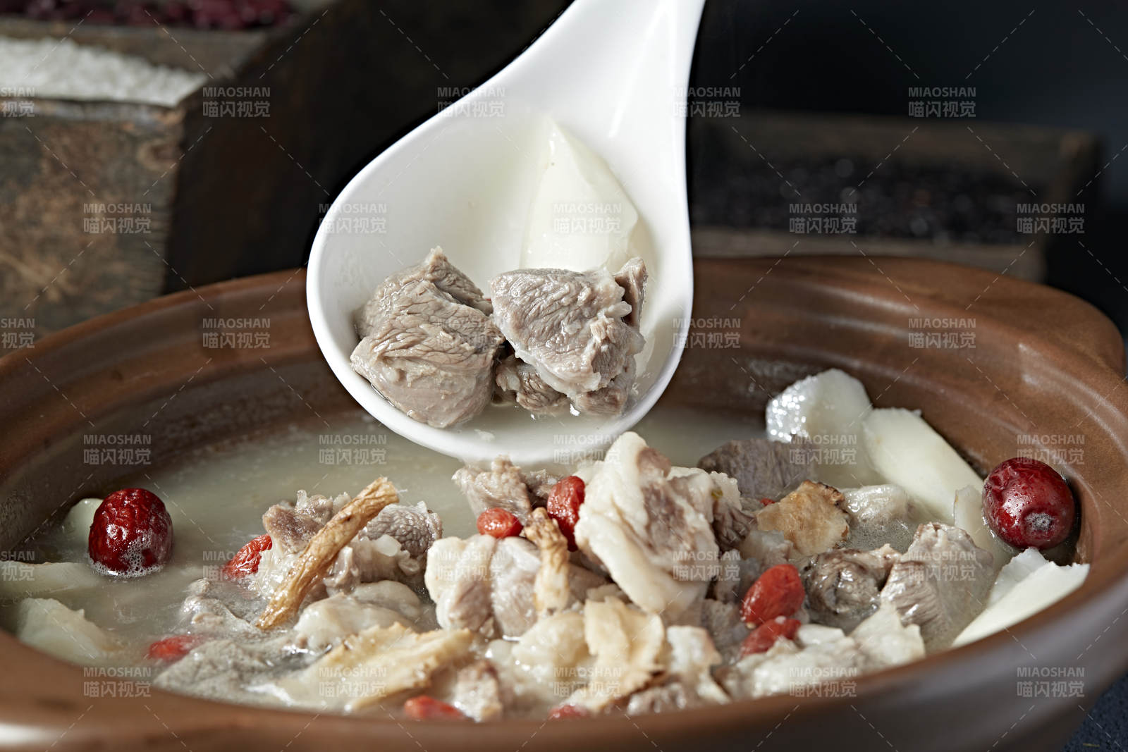 冬季滋补石锅山药枸杞党参红枣炖羊排图片