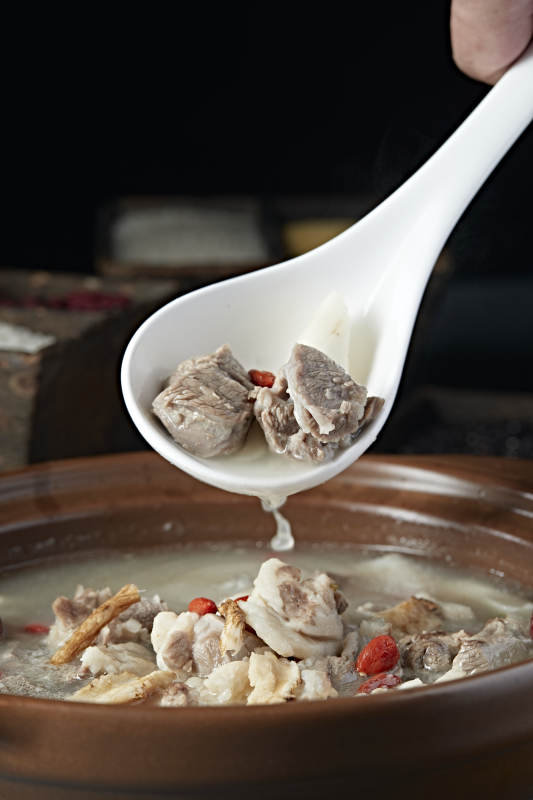 冬季滋补石锅山药枸杞党参红枣炖羊排图片