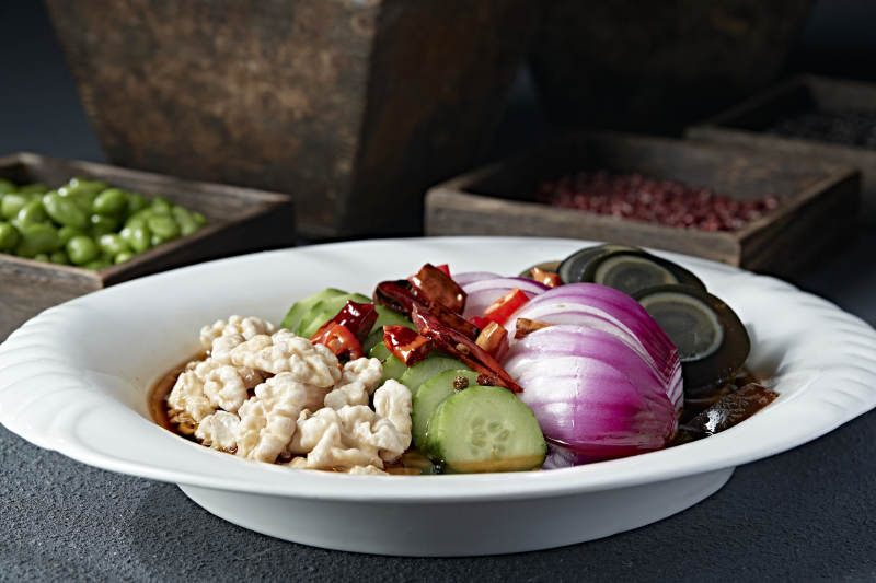 精美小凉菜老醋拌四样花瓜洋葱桃仁皮蛋图片