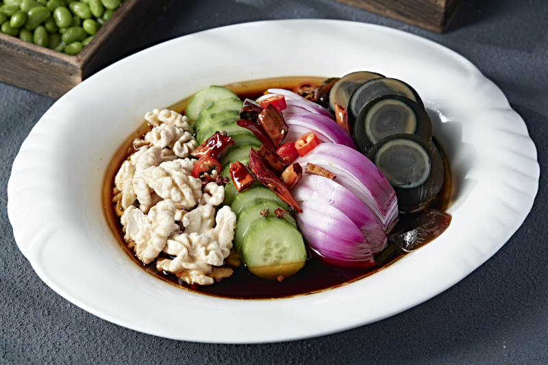 精美小凉菜老醋拌四样花瓜洋葱桃仁皮蛋图片