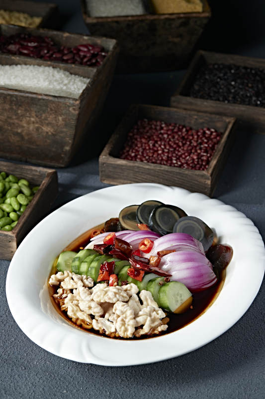 精美小凉菜老醋拌四样花瓜洋葱桃仁皮蛋图片