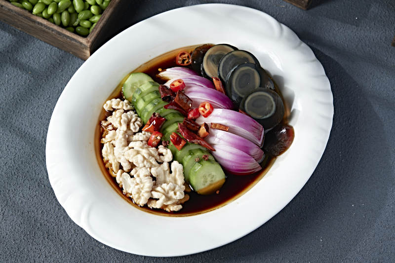 精美小凉菜老醋拌四样花瓜洋葱桃仁皮蛋图片