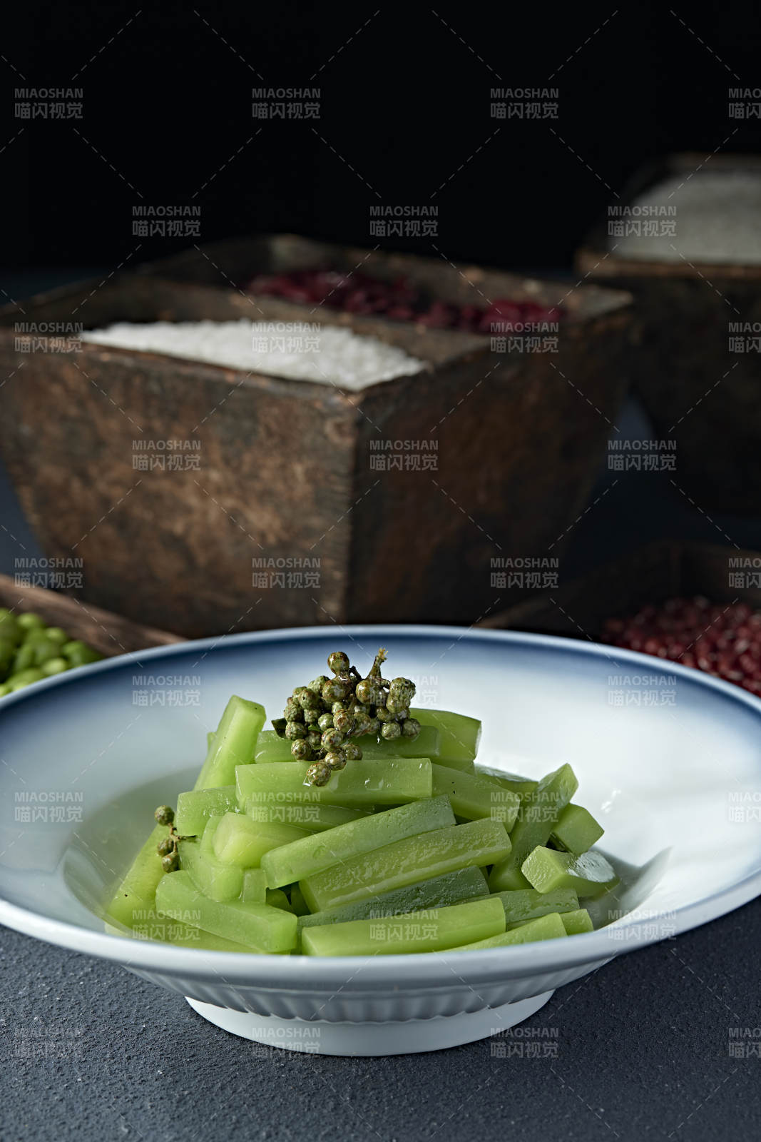 开胃小凉菜藤椒油椒麻拌莴笋图片