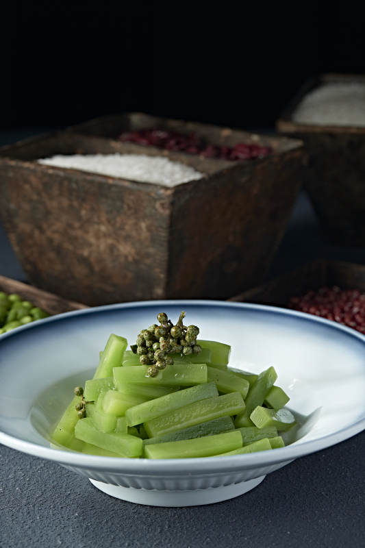 开胃小凉菜藤椒油椒麻拌莴笋图片