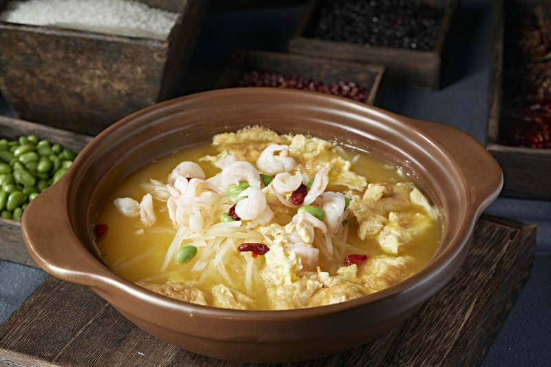 养生滋补石锅酸汤水煮煎蛋枸杞萝卜丝虾仁图片