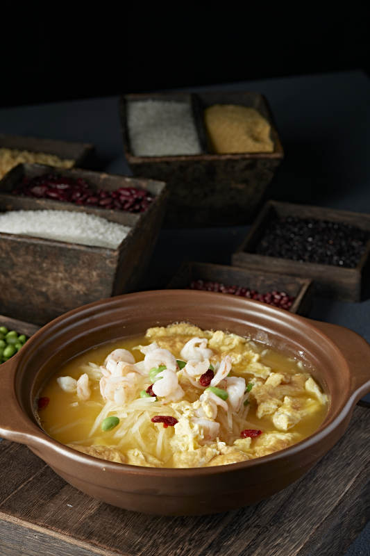 养生滋补石锅酸汤水煮煎蛋枸杞萝卜丝虾仁图片