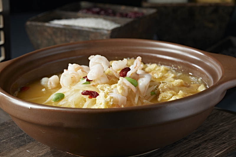 养生滋补石锅酸汤水煮煎蛋枸杞萝卜丝虾仁图片