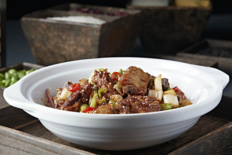 石锅双椒葱香红油烧排骨图片