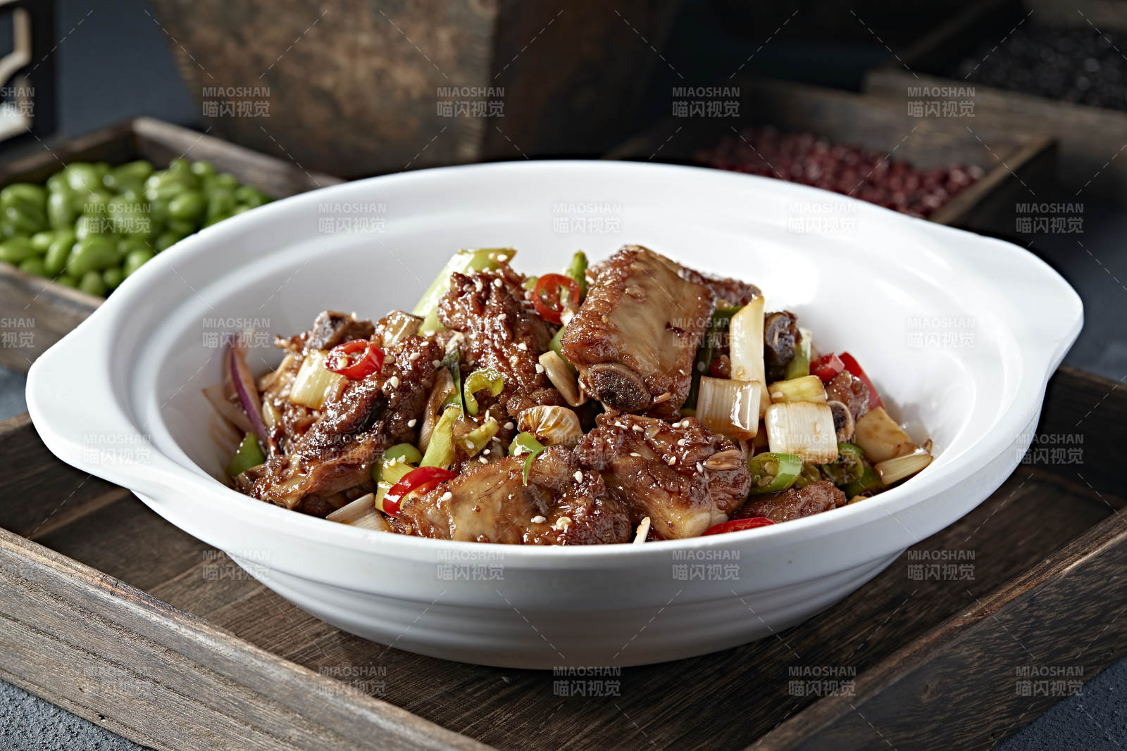 石锅双椒葱香红油烧排骨图片