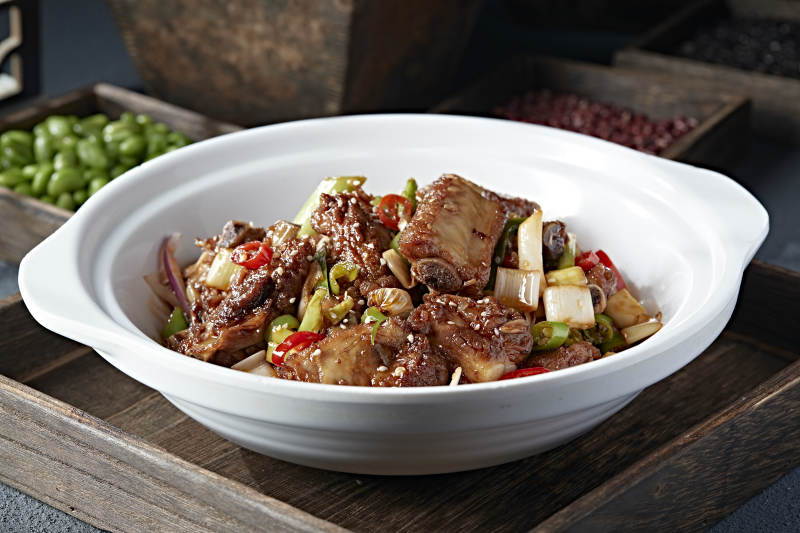 石锅双椒葱香红油烧排骨图片