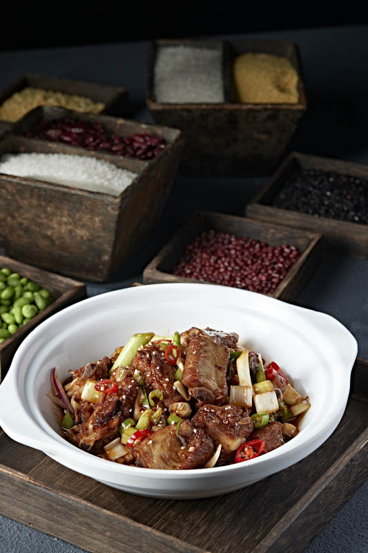 石锅双椒葱香红油烧排骨图片