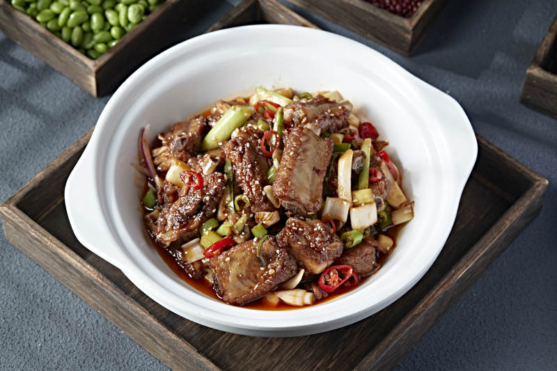 石锅双椒葱香红油烧排骨图片