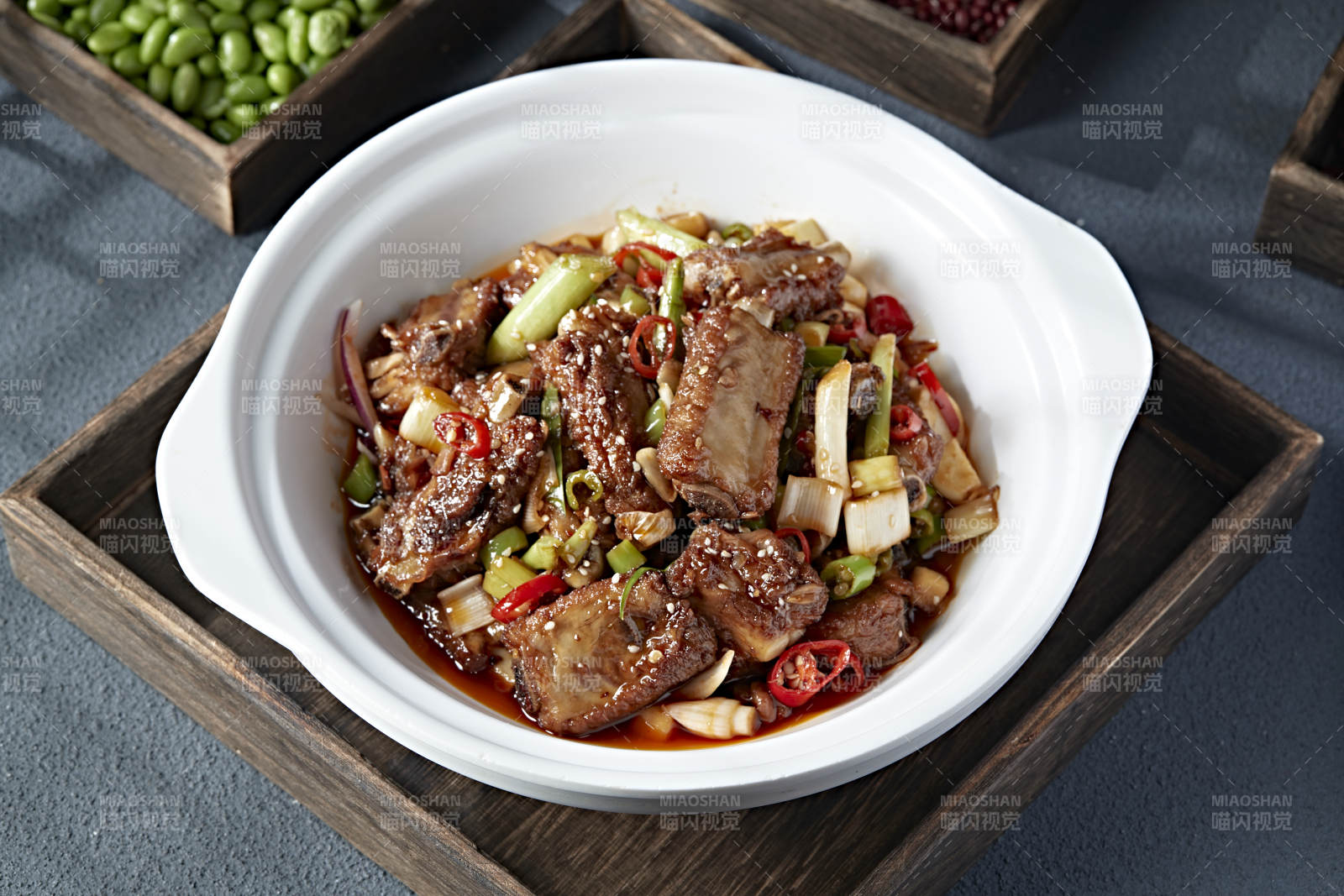 石锅双椒葱香红油烧排骨图片