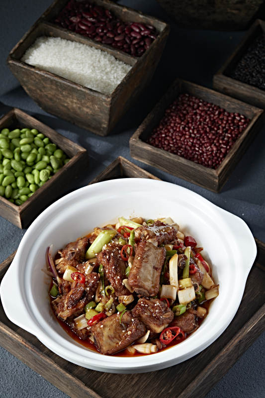 石锅双椒葱香红油烧排骨图片