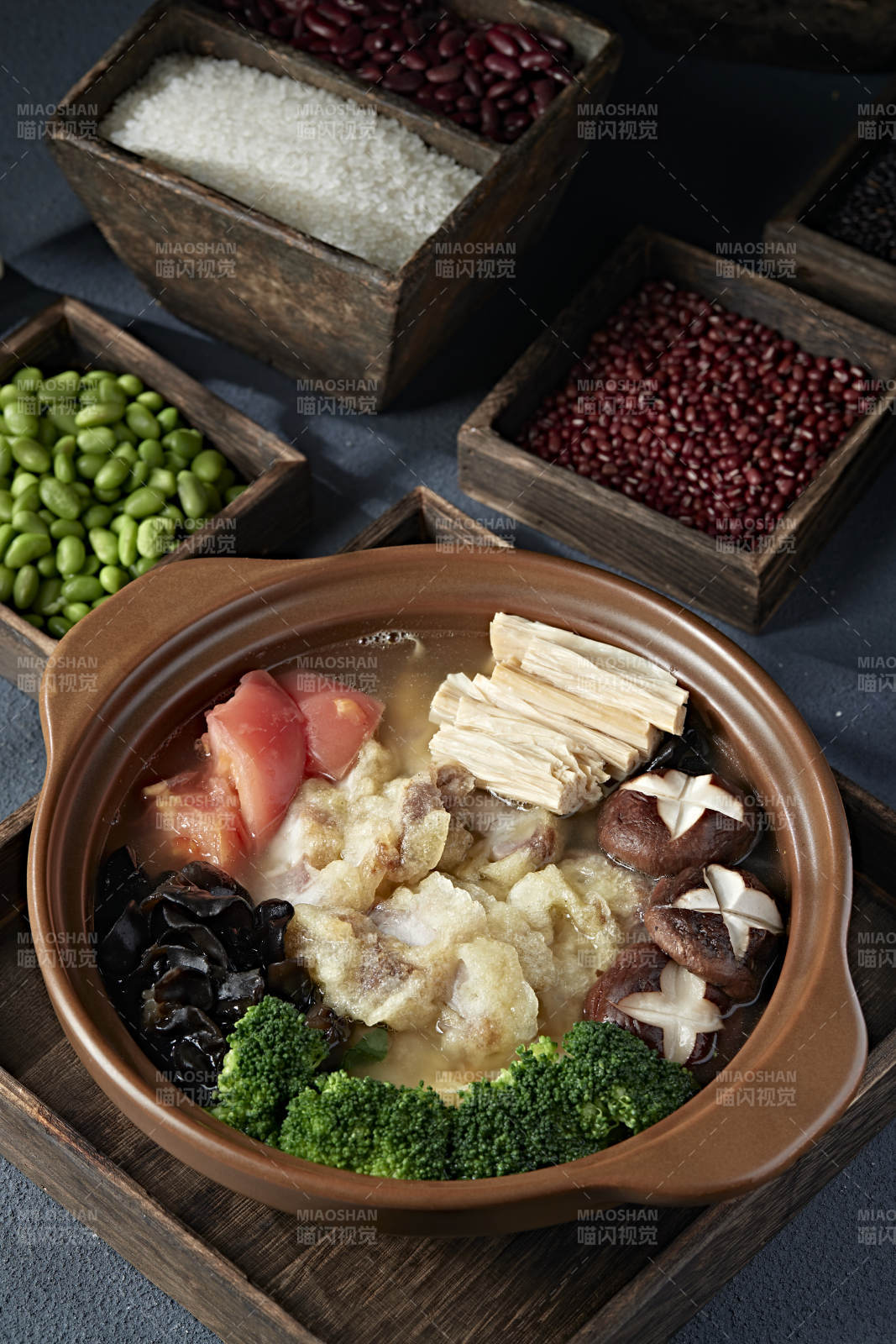 养生石锅鸡汤炖番茄木耳香菇腐竹小酥肉图片