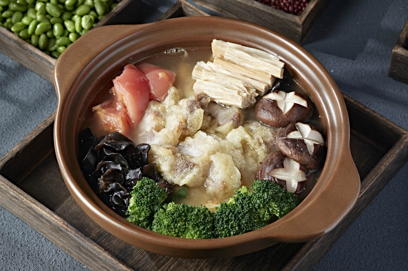 养生石锅鸡汤炖番茄木耳香菇腐竹小酥肉图片