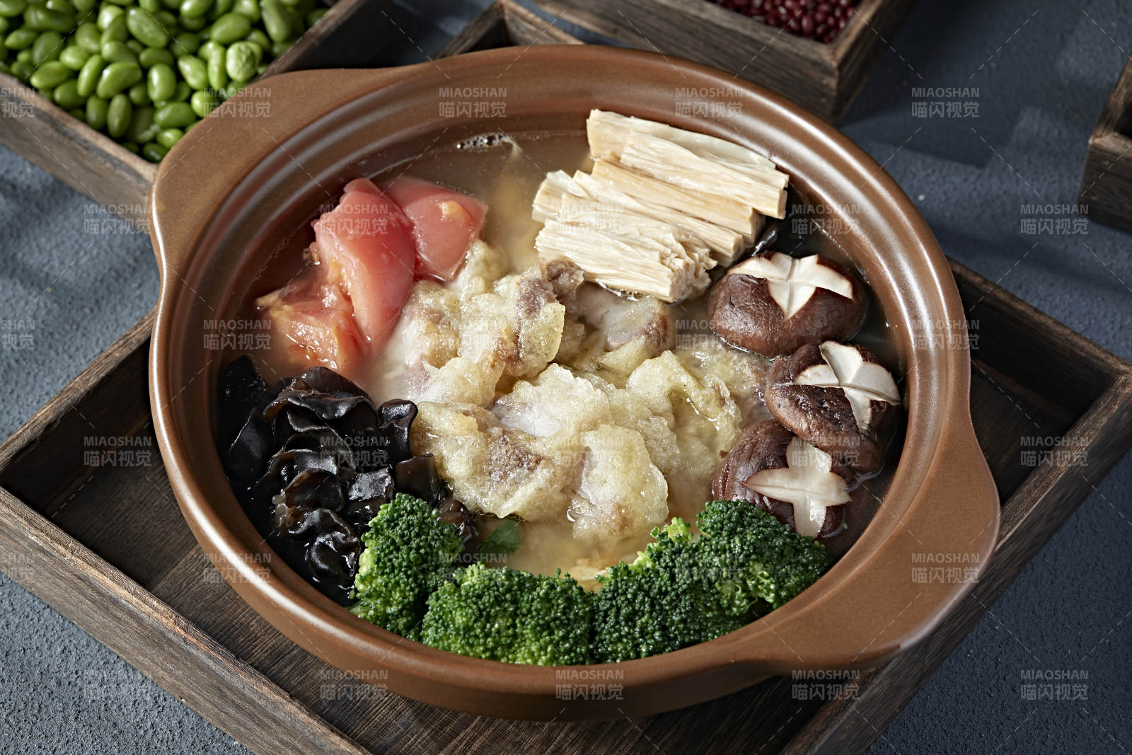 养生石锅鸡汤炖番茄木耳香菇腐竹小酥肉图片