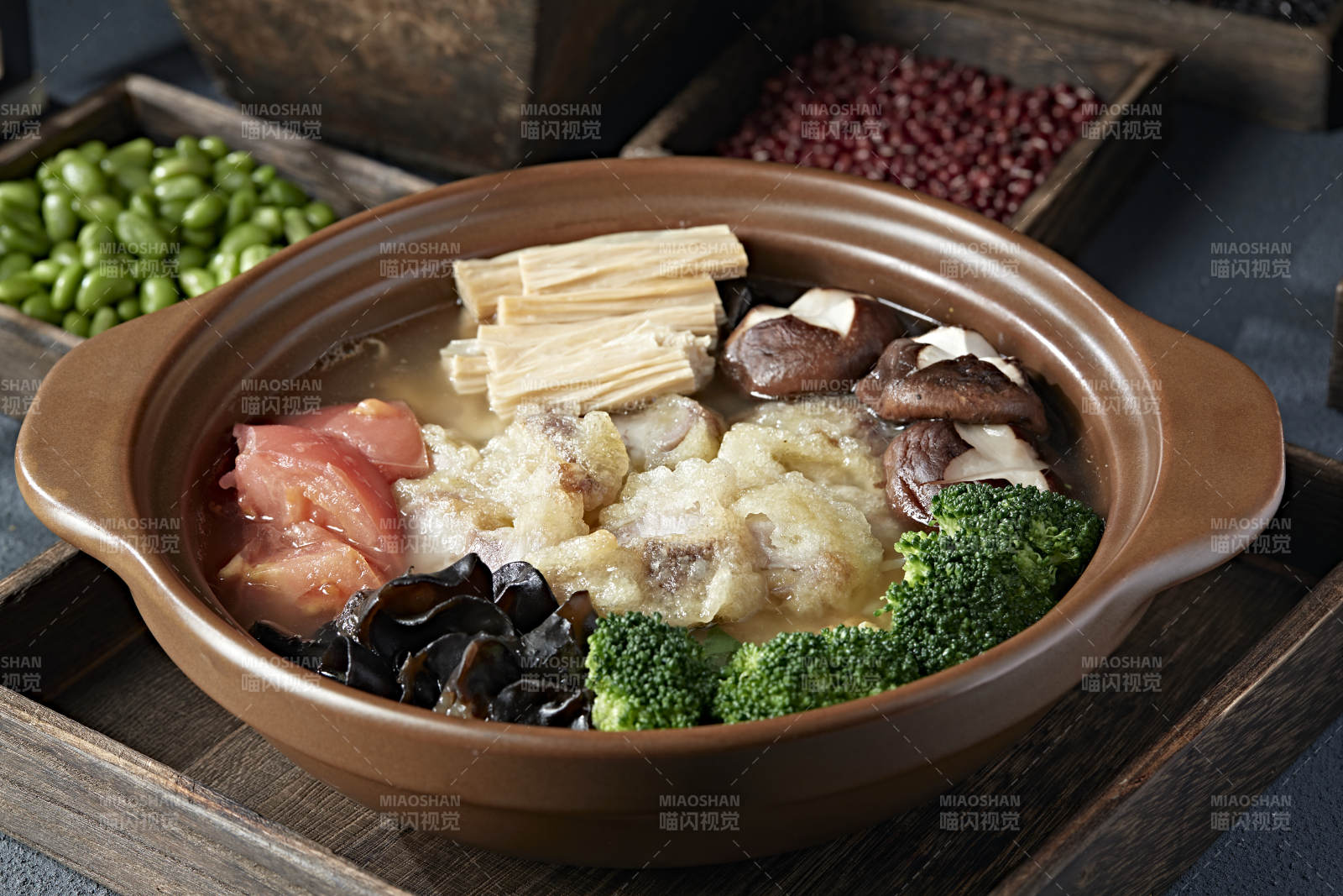 养生石锅鸡汤炖番茄木耳香菇腐竹小酥肉图片