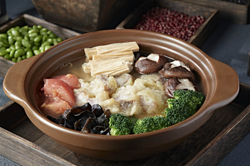 养生石锅鸡汤炖番茄木耳香菇腐竹小酥肉图片