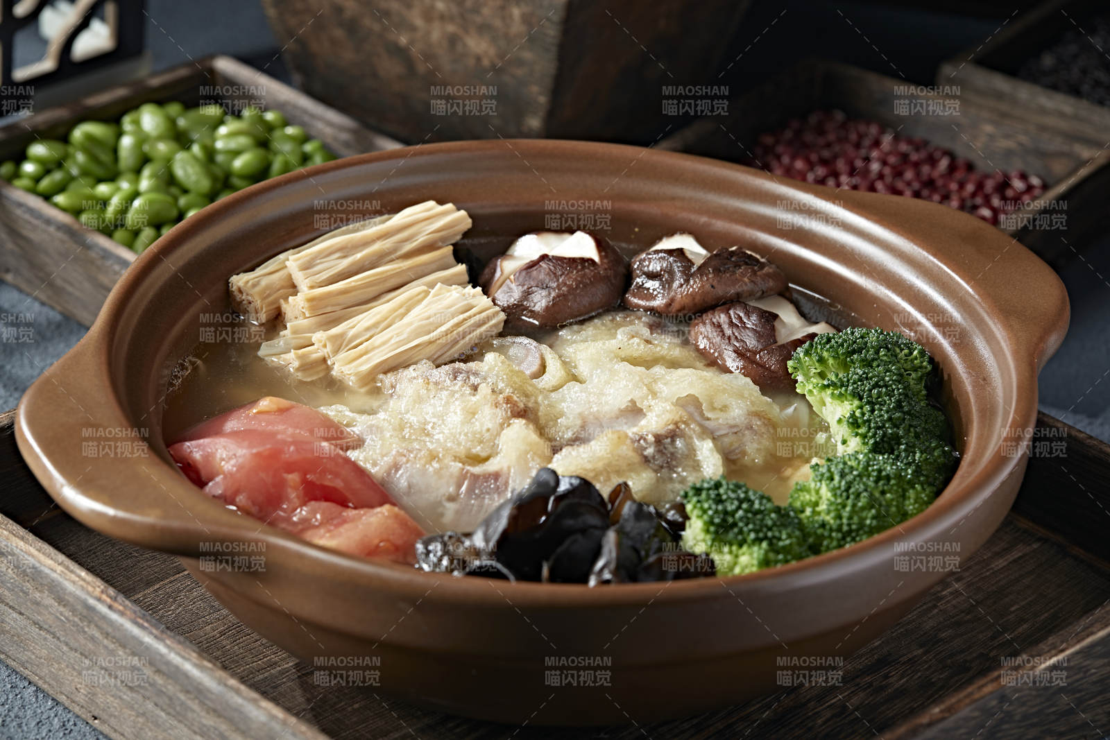 养生石锅鸡汤炖番茄木耳香菇腐竹小酥肉图片