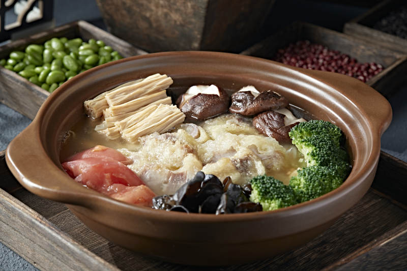 养生石锅鸡汤炖番茄木耳香菇腐竹小酥肉图片
