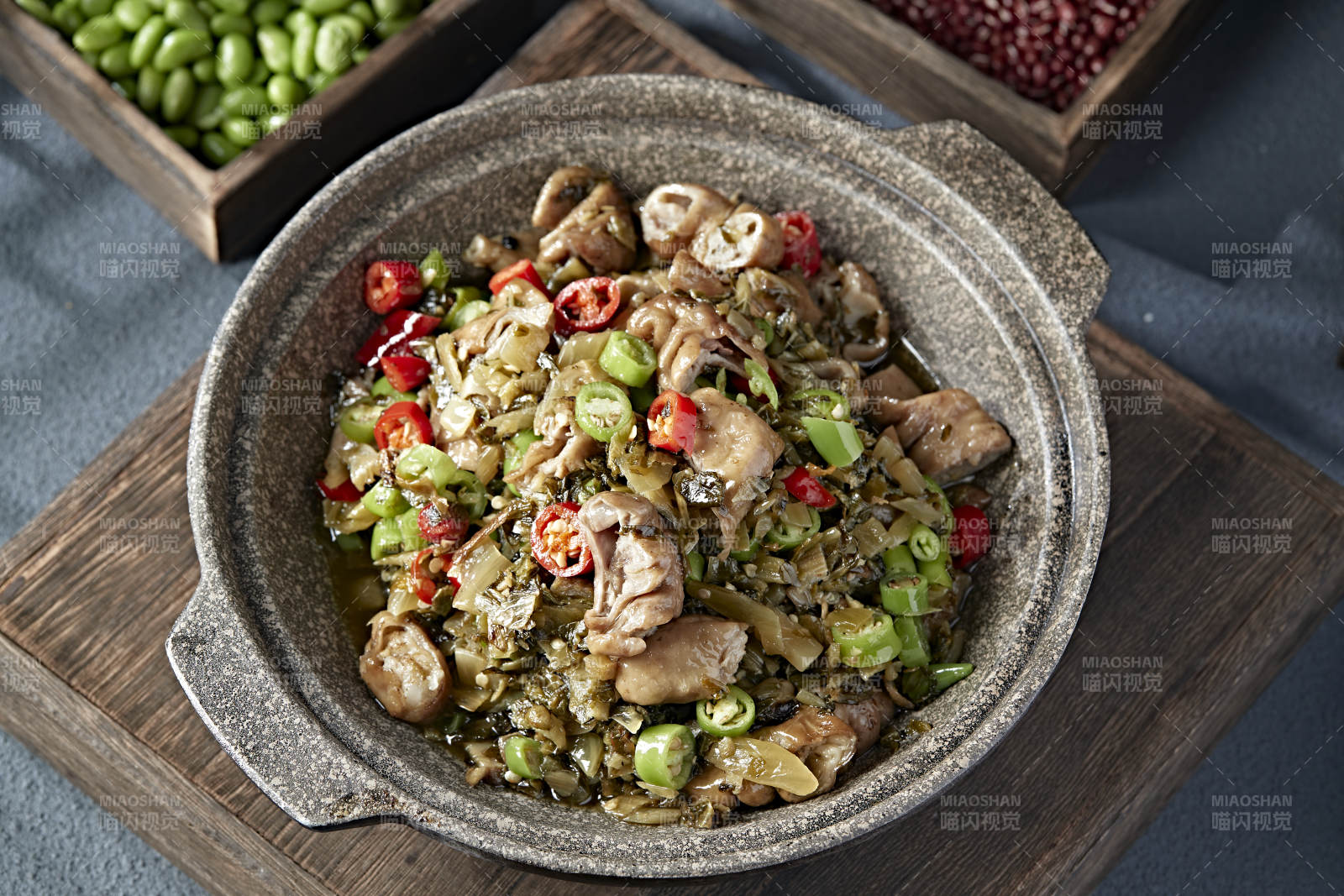 双椒梅菜石锅烧肥肠图片