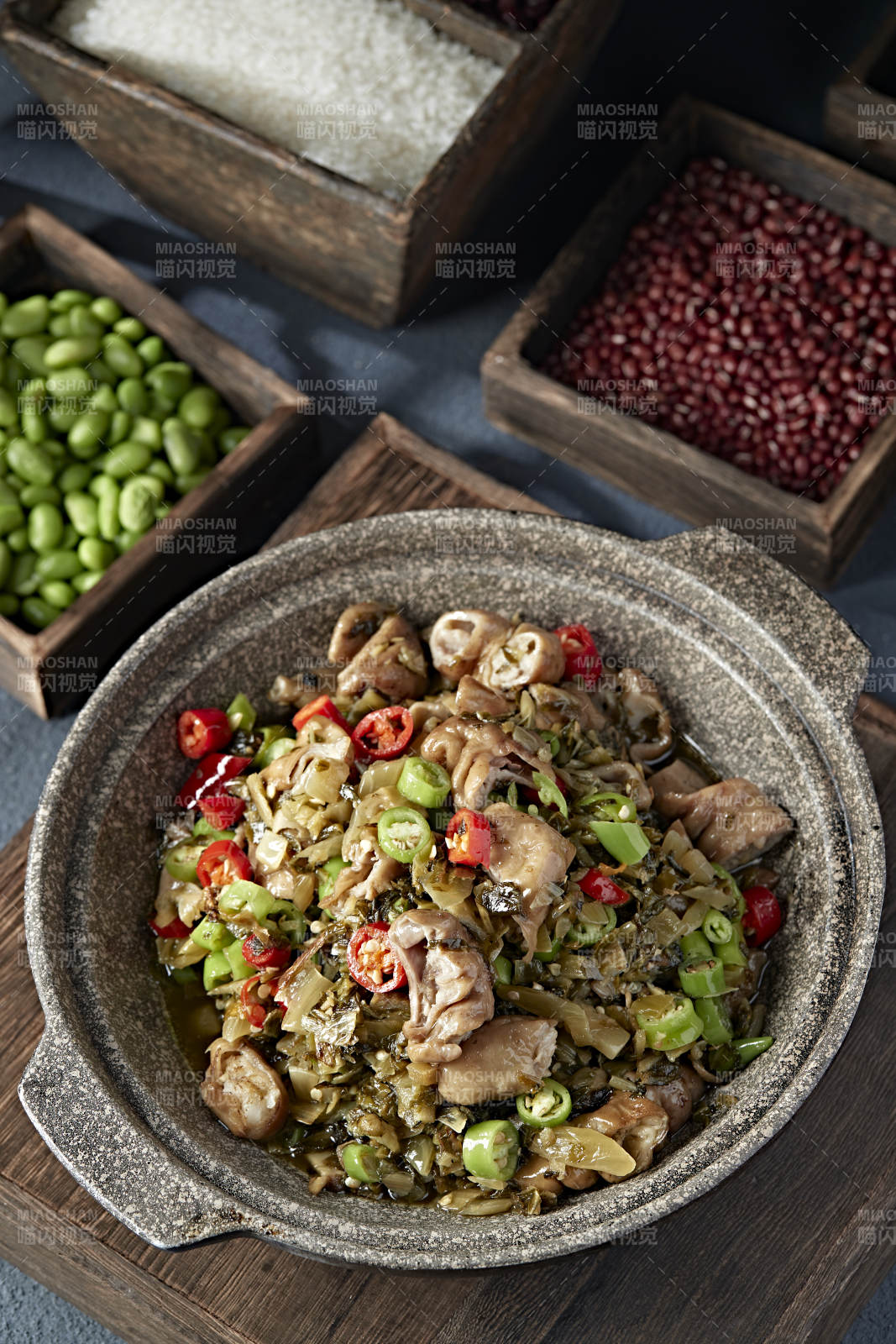 双椒梅菜石锅烧肥肠图片