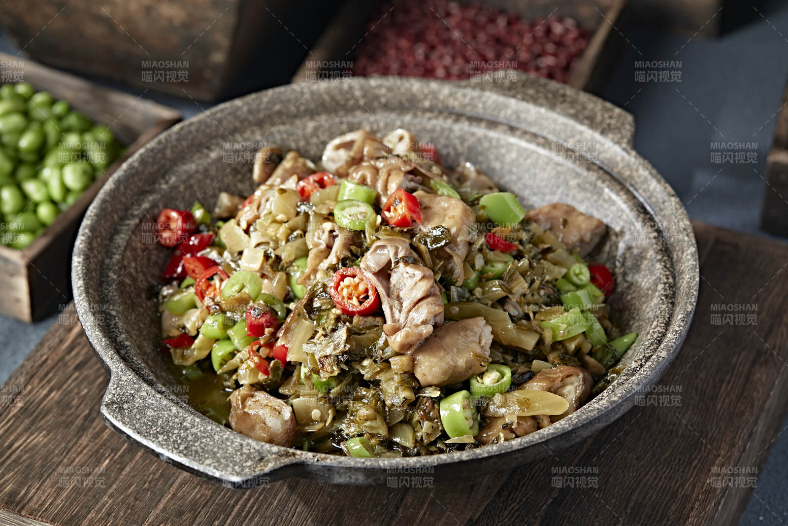 双椒梅菜石锅烧肥肠图片