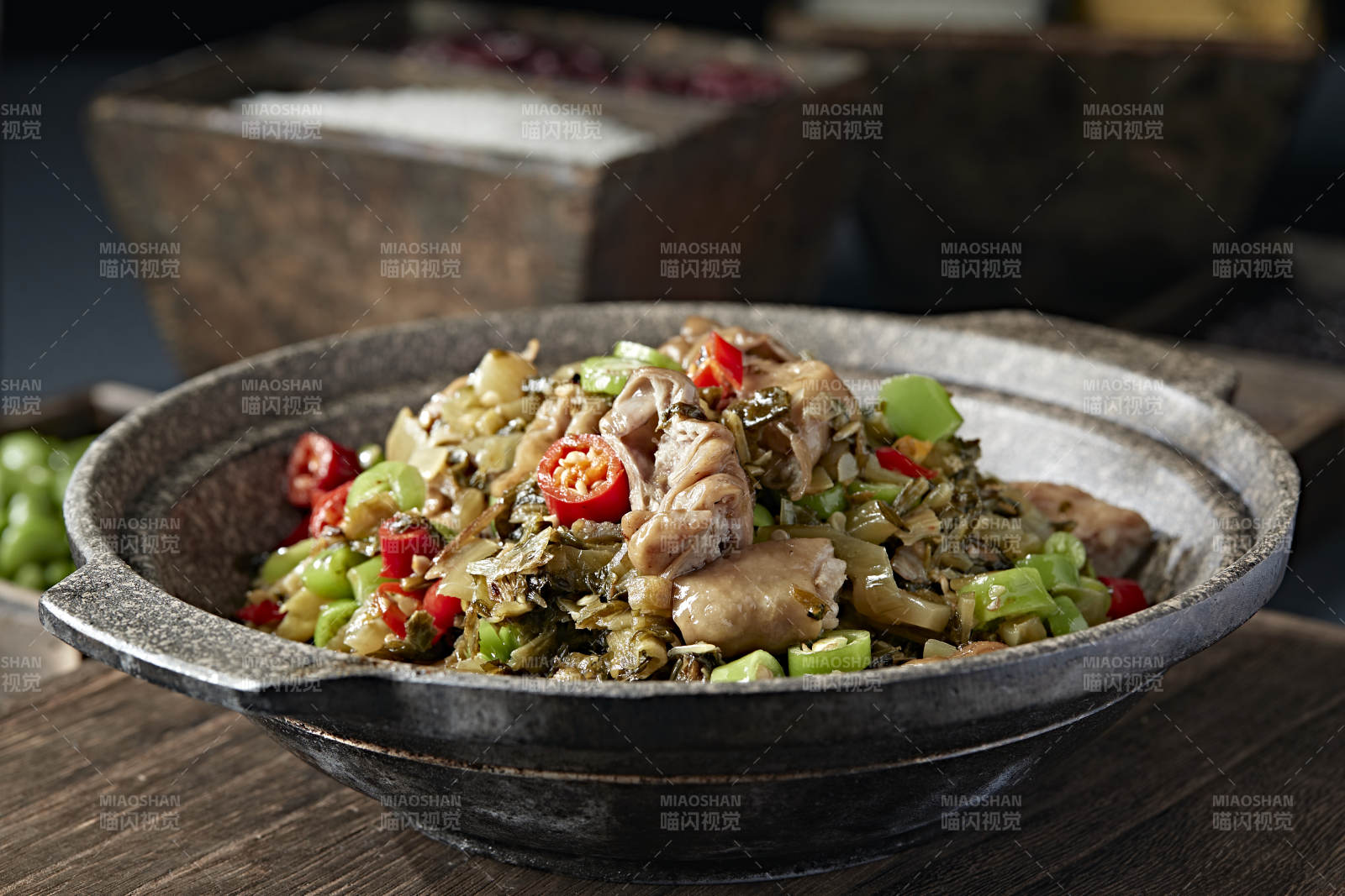 双椒梅菜石锅烧肥肠图片