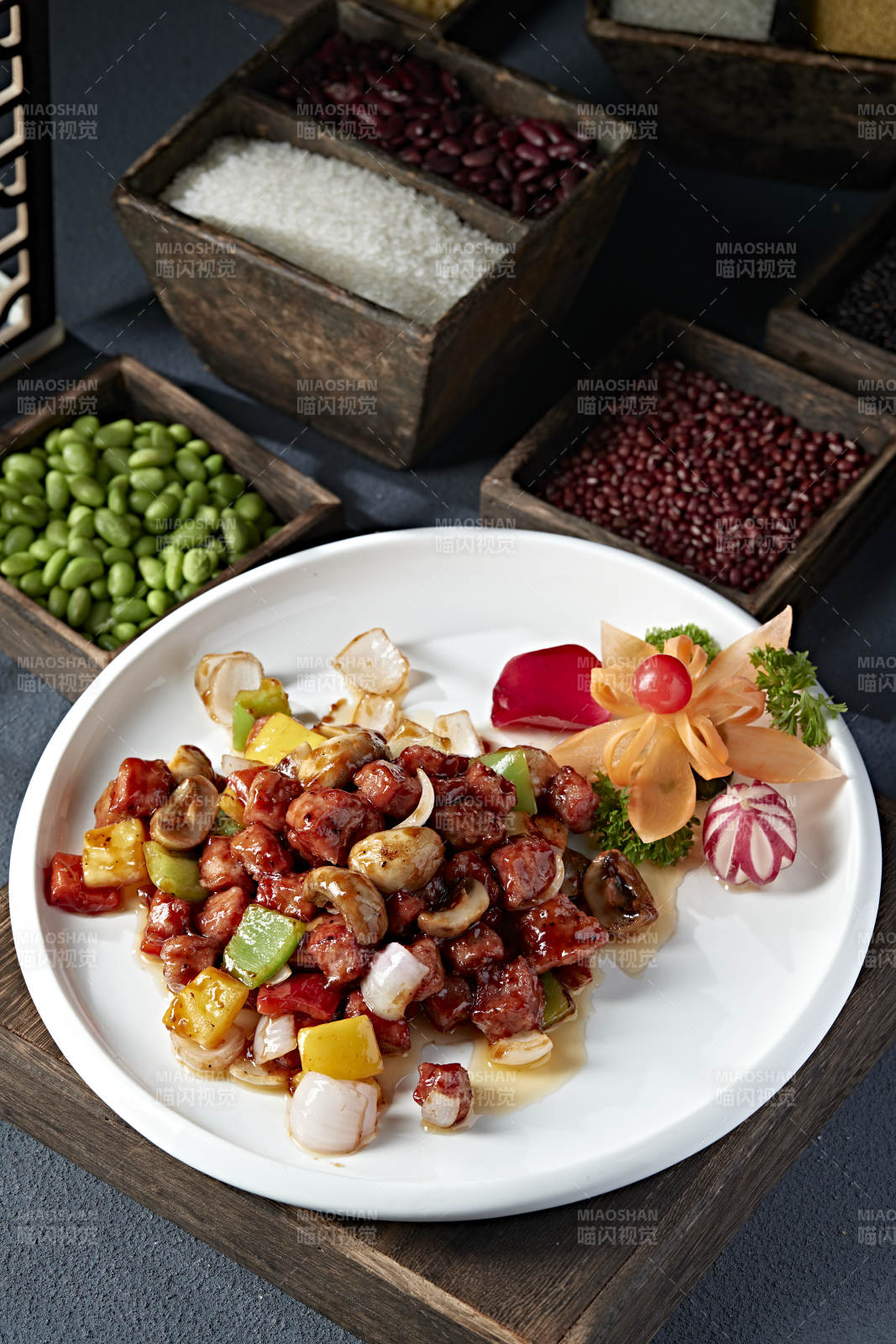 彩椒小洋葱口蘑酱爆牛仔粒图片