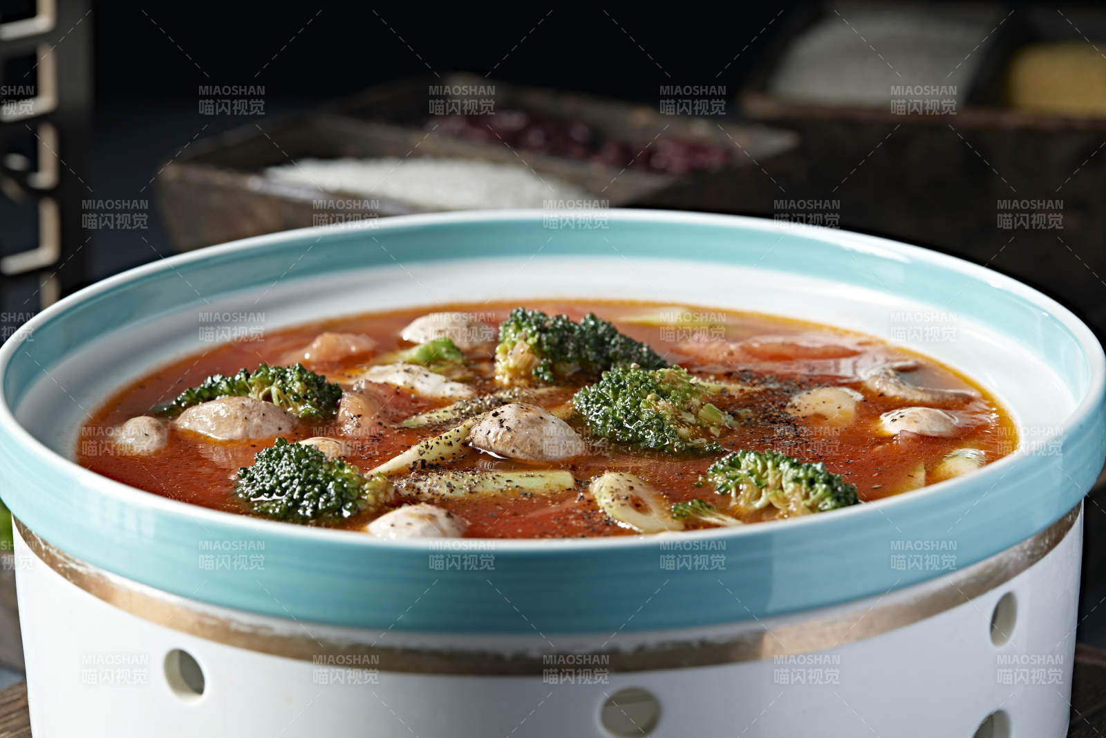 俄式风味番茄红汤西蓝花竹笋炖口蘑图片