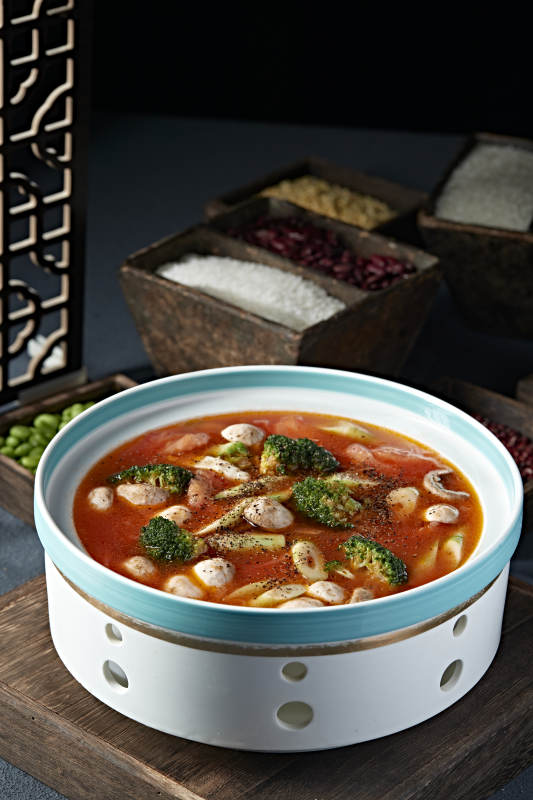 俄式风味番茄红汤西蓝花竹笋炖口蘑图片