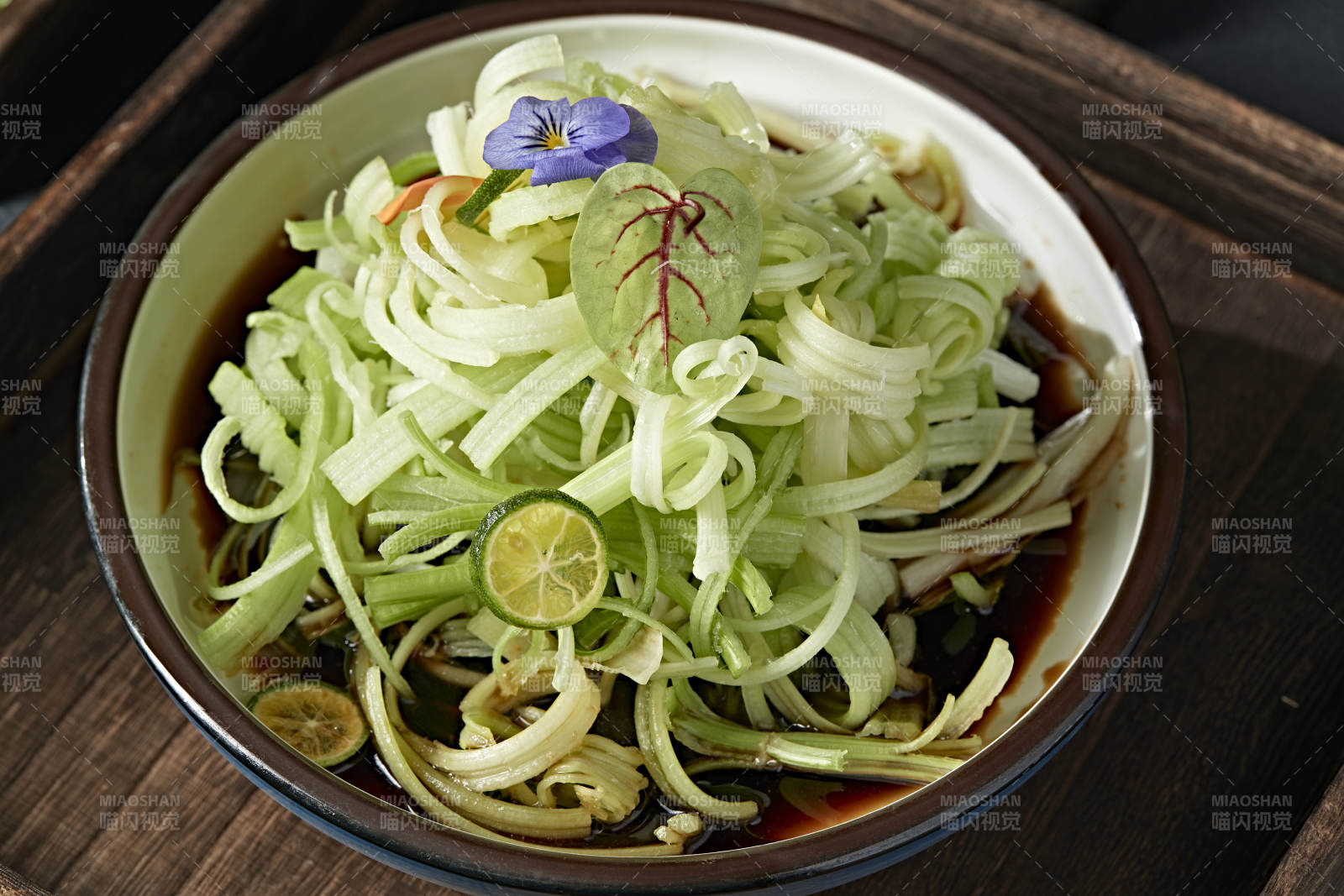 柠檬醋拌西芹丝图片