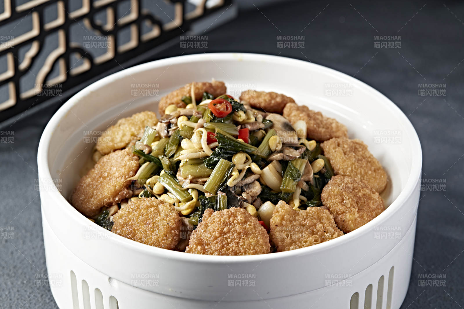 雪里红猪肉口蘑炖黄豆芽配黄面炸糕图片