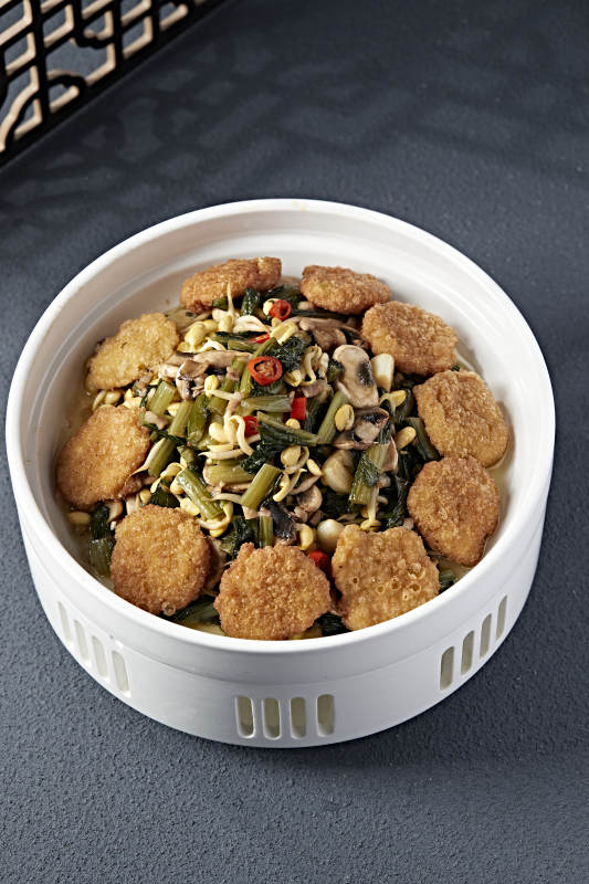 雪里红猪肉口蘑炖黄豆芽配黄面炸糕图片