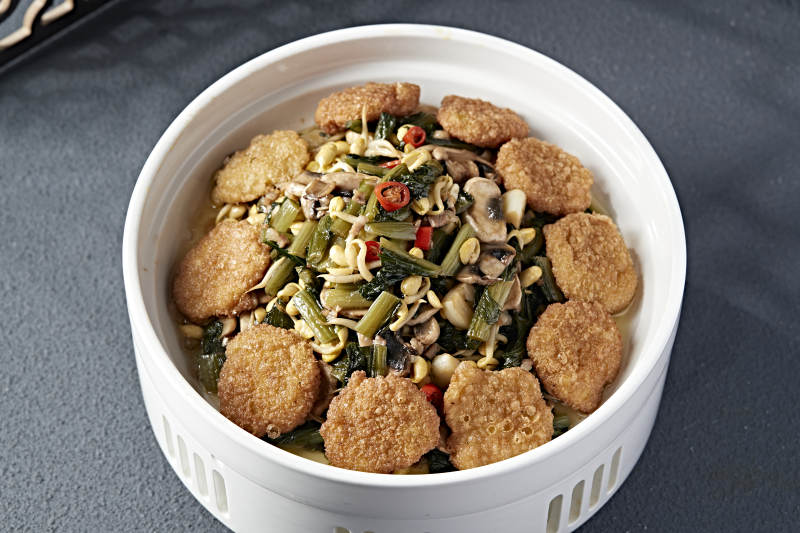 雪里红猪肉口蘑炖黄豆芽配黄面炸糕图片