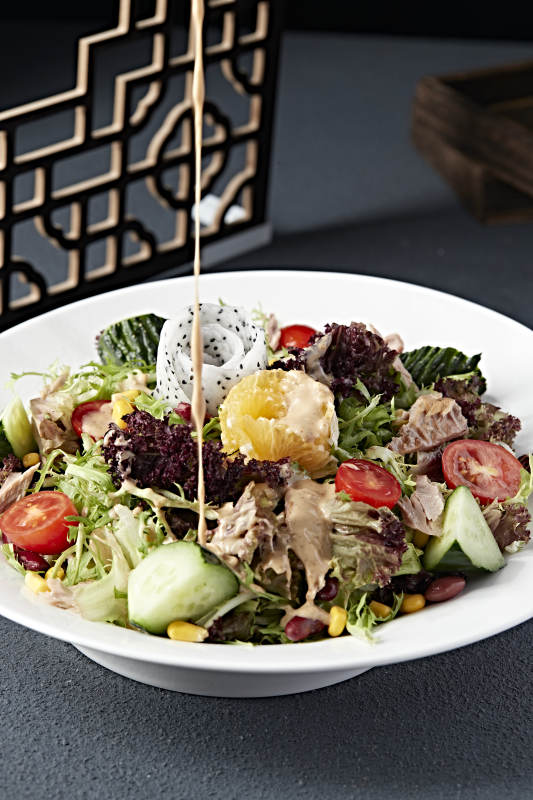 金枪鱼时蔬果蔬大拌菜图片