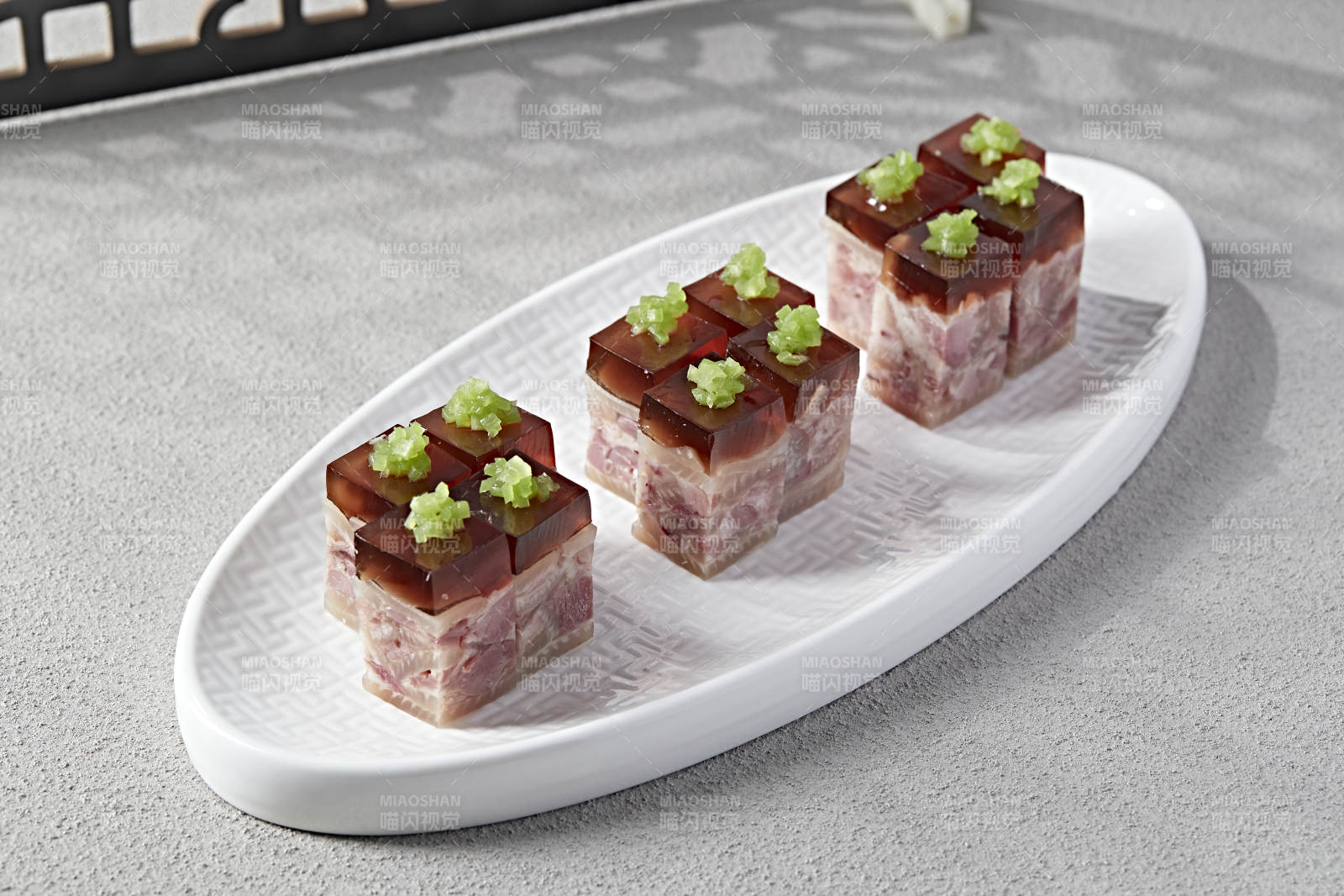 五香压肘花皮冻图片