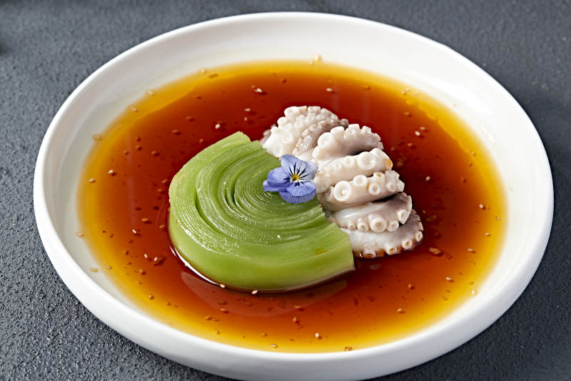 精美凉菜捞汁笋片生腌八爪鱼图片