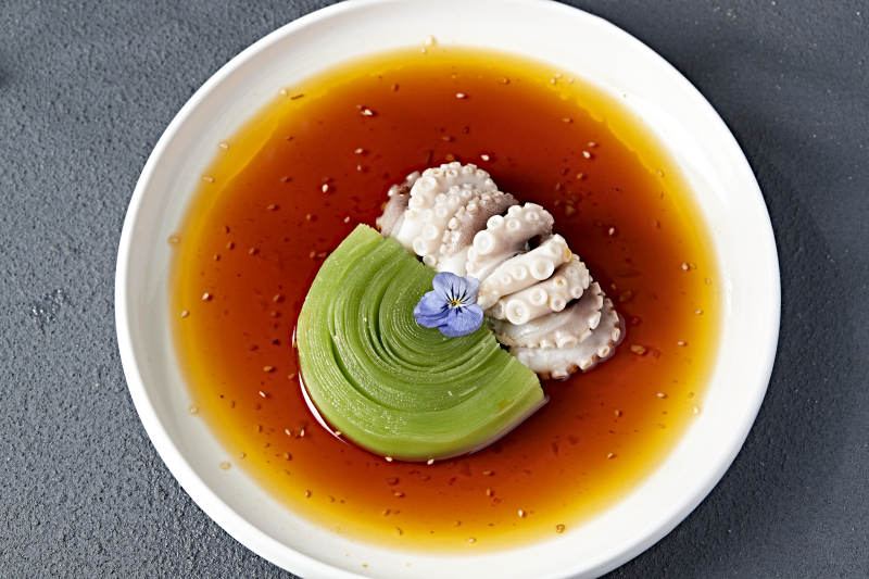 精美凉菜捞汁笋片生腌八爪鱼图片